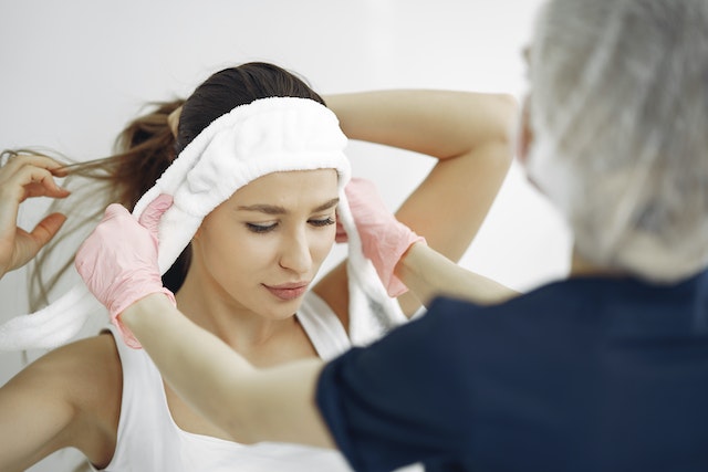 Mujer yendo al spa para hacer un tratamiento de belleza efectivo con la punta de diamante facial.