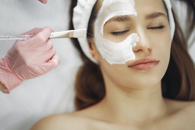 Mujer en spa le estan haciento un facial con una mascarilla y es un Tratamiento para Limpieza de cutis